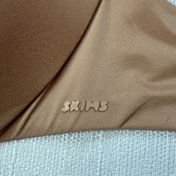 SKIMS Tan Seamless T-Shirt Bra - Picture 3 of 4